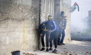 Forças israelitas matam cinco palestinianos em campo de refugiados