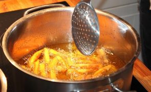 Saiba quantas vezes pode reutilizar o óleo de fritar