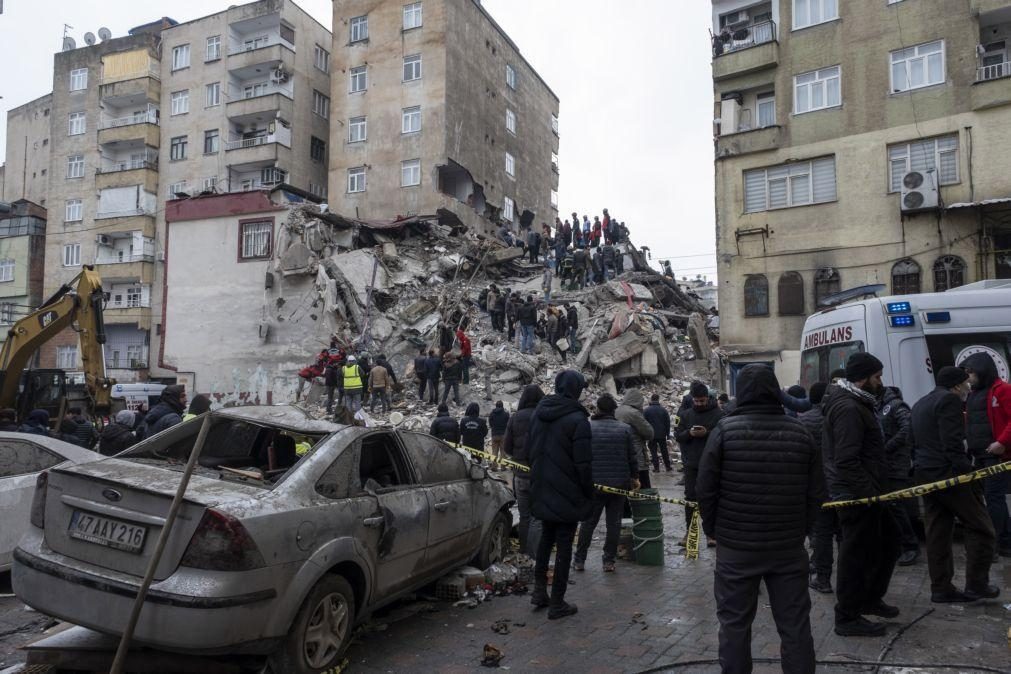 Sobe para mais de 2.300 o número de mortos no sismo na Turquia e Síria