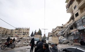 Sobe para mais de 2.600 o número de vítimas mortais nos sismo na Turquia e Síria