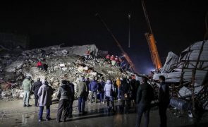 Sobe para mais de 3.600 o número de mortos no sismo na Turquia e Síria