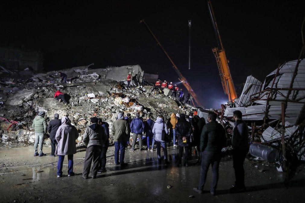 Sobe para mais de 3.600 o número de mortos no sismo na Turquia e Síria