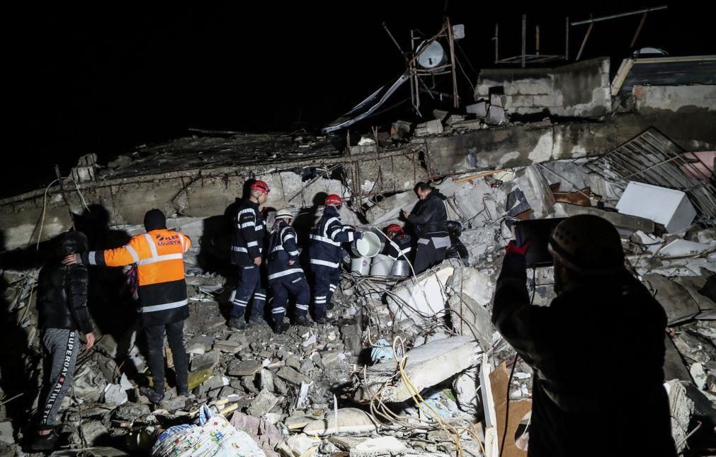 Número de mortos no sismo na Turquia e Síria ultrapassa 4.300