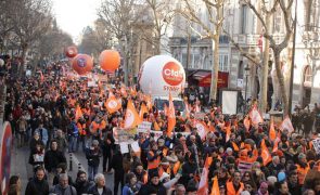 Manifestações anti-governo mobilizaram 2 milhões de pessoas em França - sindicatos