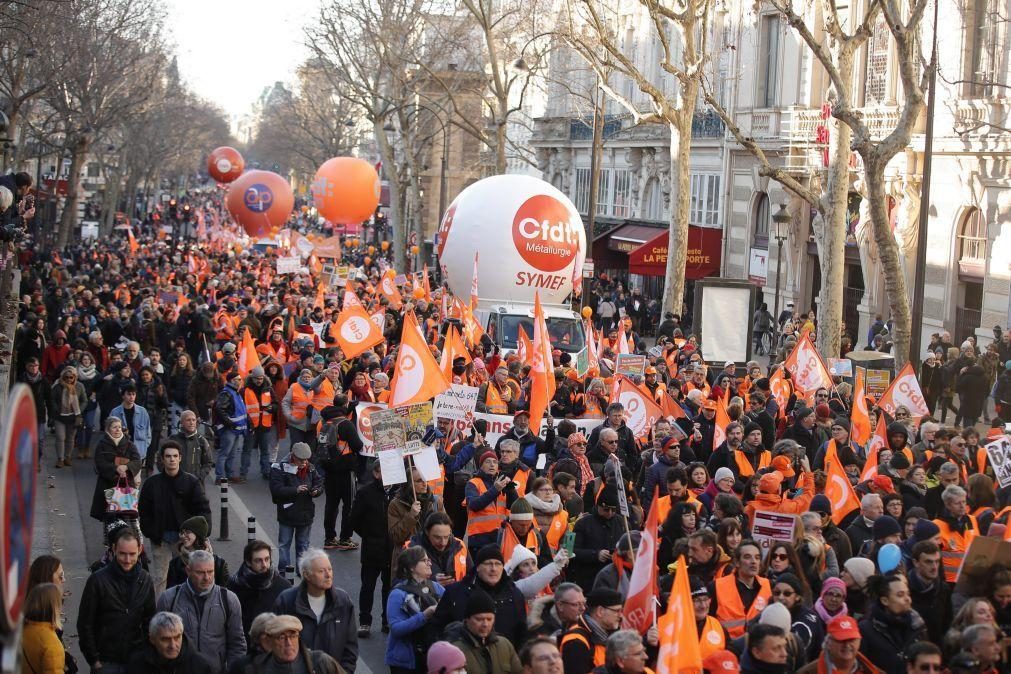 Manifestações anti-governo mobilizaram 2 milhões de pessoas em França - sindicatos