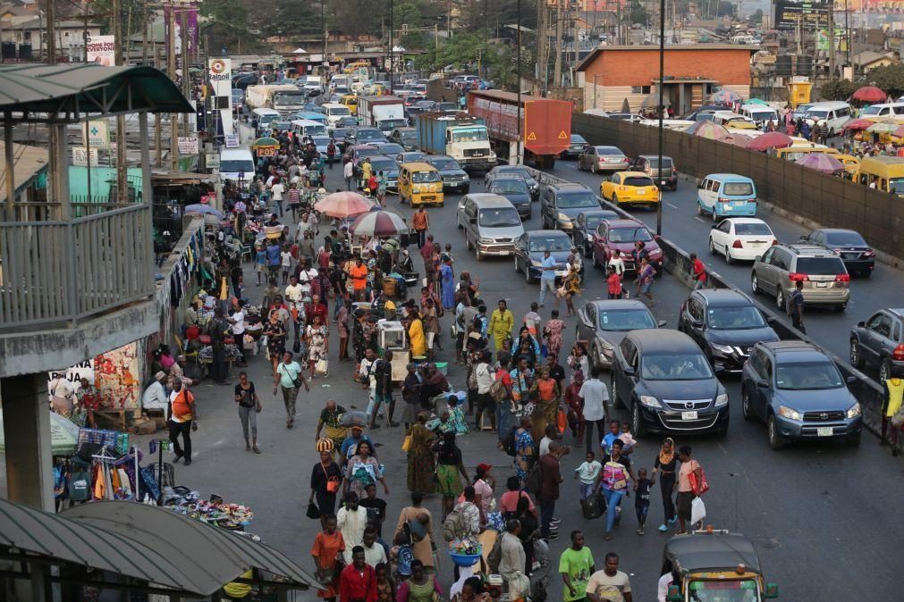Escassez de novas notas de moeda local desencadeia confrontos na Nigéria