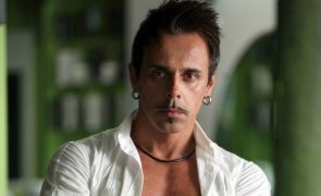 Joka, ex-cantor dos d'Arrasar, chora morte da mãe: 