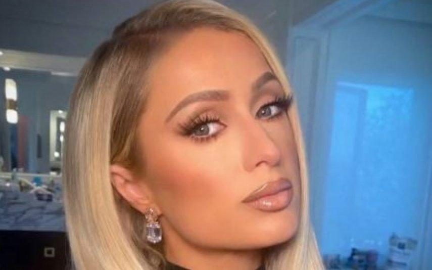 Paris Hilton faz primeira aparição em público após nascimento do filho