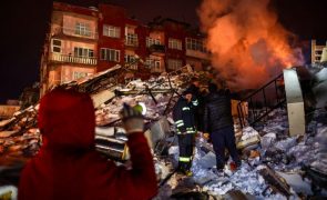 Mãe e filha de dois anos resgatadas na Turquia após 44 horas sob escombros