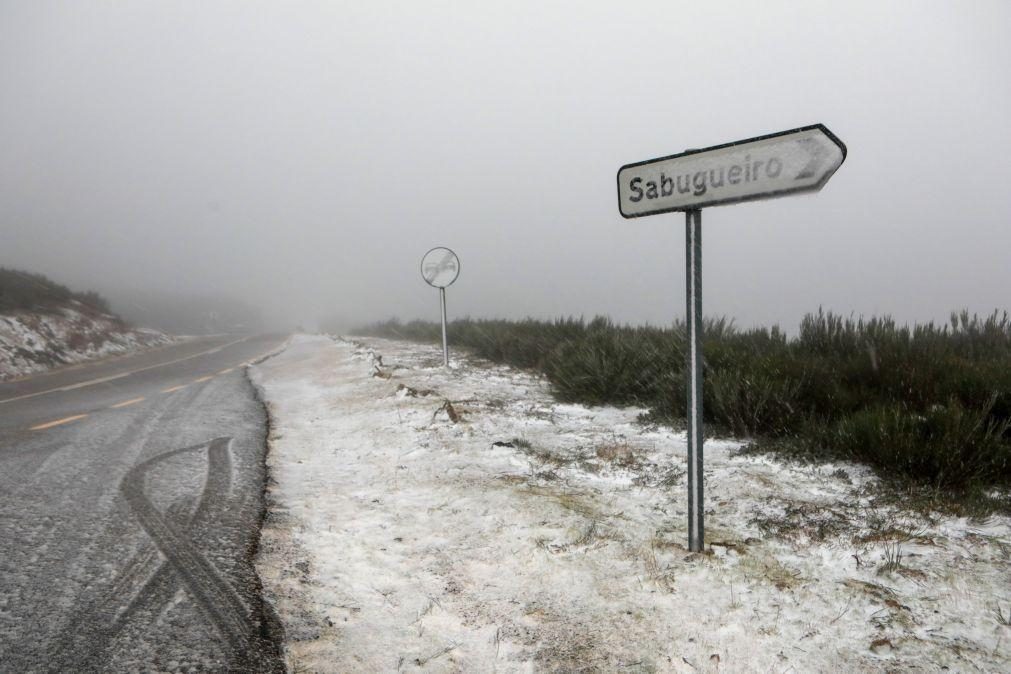 Neve fecha estradas no maciço central da serra da Estrela