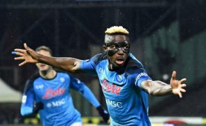 Victor Osimhen bate recorde de Cristiano Ronaldo por dois centímetros