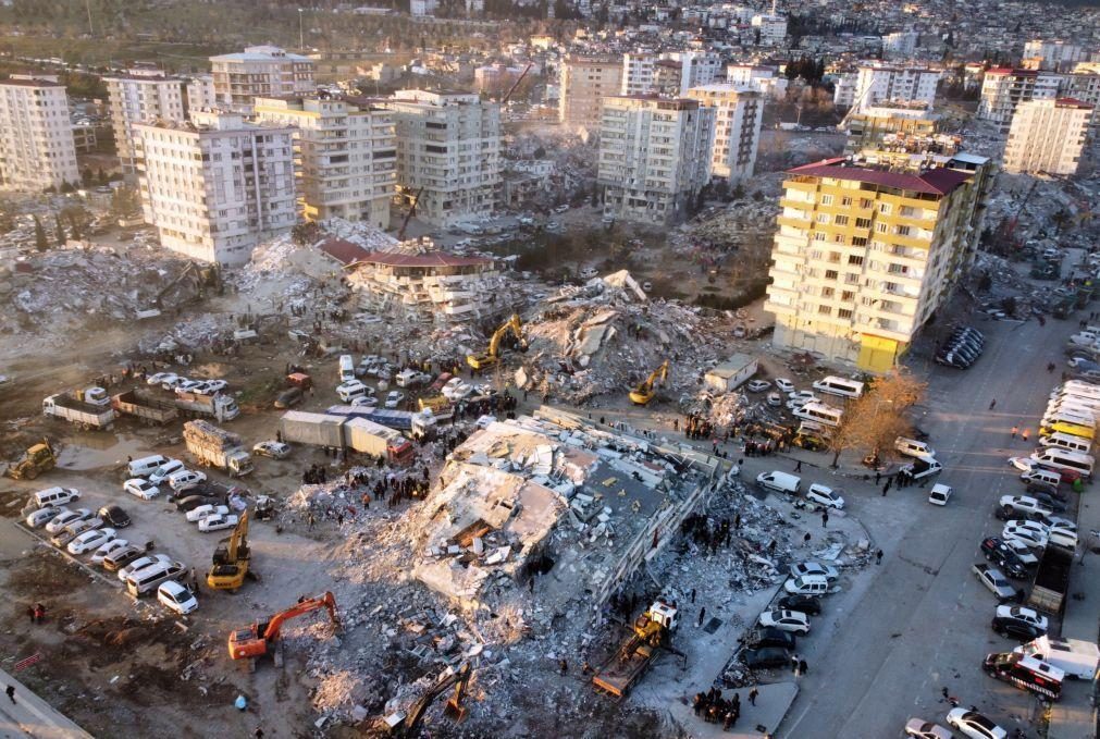 Número total de mortos no sismo na Turquia e Síria é já superior a 16 mil