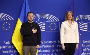 Zelensky recebido por Metsola no Parlamento Europeu