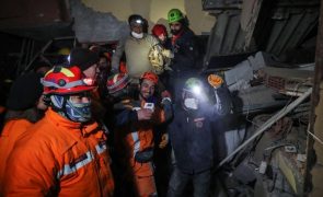 Turquia/Sismo: Pai e filha resgatados após 90 horas sob escombros