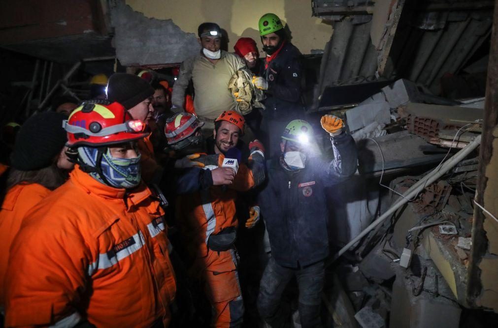 Turquia/Sismo: Pai e filha resgatados após 90 horas sob escombros