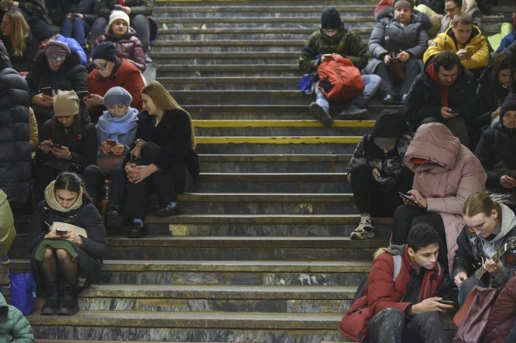 Explosões em Kiev após as sirenes terem soado