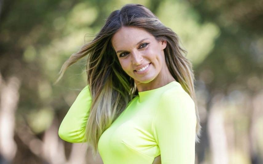 Diana Chaves mostra-se aos beijos com César Peixoto