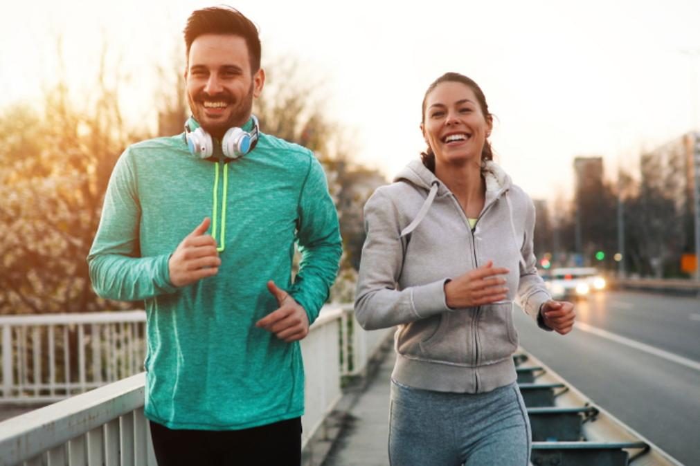 Conheça as vantagens e desvantagens de correr na passadeira e ao ar livre