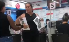 Descobre traição do marido e distribui fotocópias no trabalho da amante
