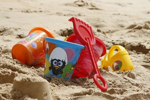 Brinquedos de plástico danificados reciclados para fazer móveis para crianças