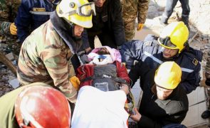 Equipas de resgate continuam a detetar sobreviventes nos edifícios em ruínas