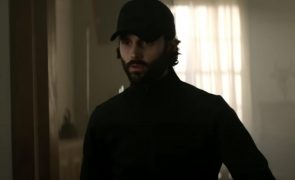 You: Penn Badgley pediu menos cenas de sexo por causa da mulher
