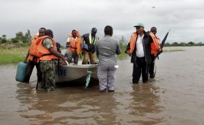 Barco resgata população isolada pelas cheias em Moçambique