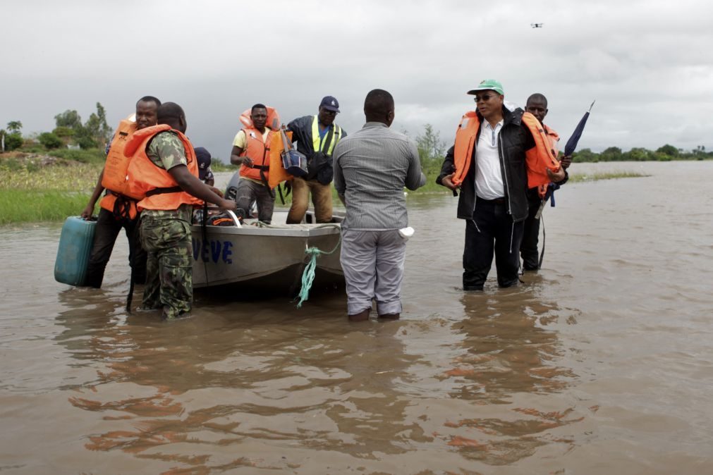 Barco resgata população isolada pelas cheias em Moçambique
