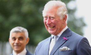 Carlos III - Tem reação hilariante após cidadão lhe pedir que traga Harry de volta