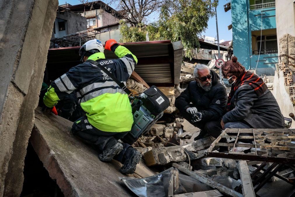 Sobe para 25 mil o número de mortos no terramoto da Turquia