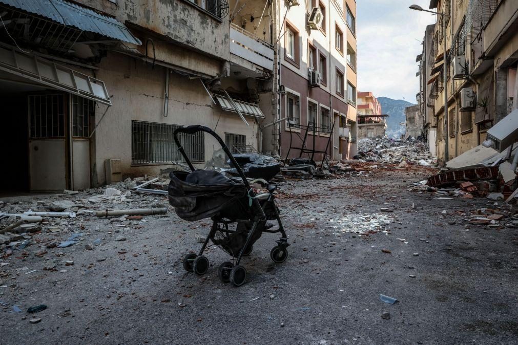 Na Turquia, ao sétimo dia, a esperança de quem espera esfuma-se