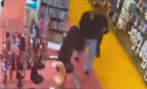 Tenta roubar dildo gigante mas objeto era grosso de mais para passar na porta