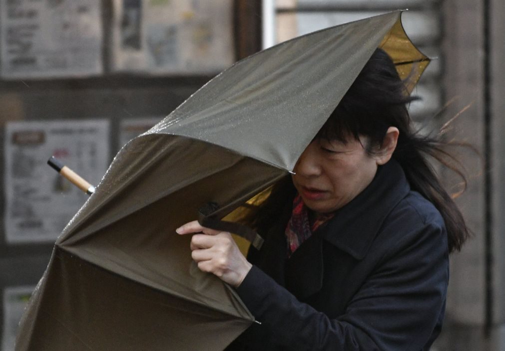 Tufão Lan cancela centenas de voos e fecha autoestradas no Japão