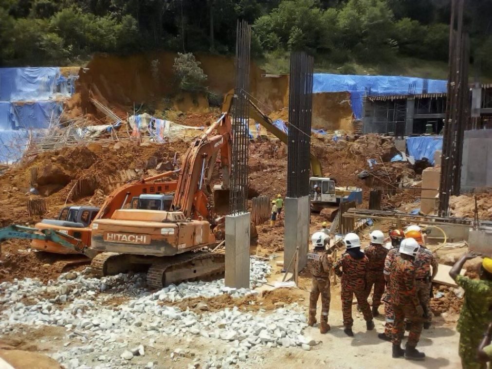 Sobe para 11 número de mortos em deslizamento de terras na Malásia