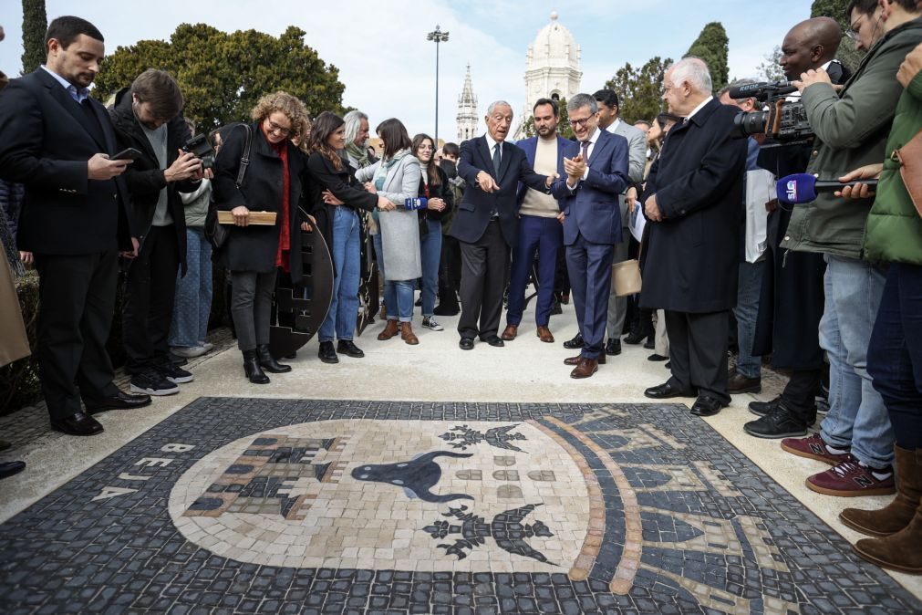 Manutenção de brasões no Jardim do Império envolta em