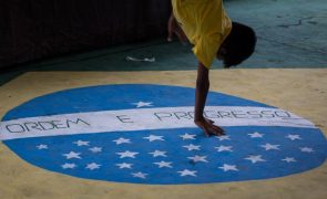Há 32 milhões de crianças e adolescentes brasileiros a viverem na pobreza