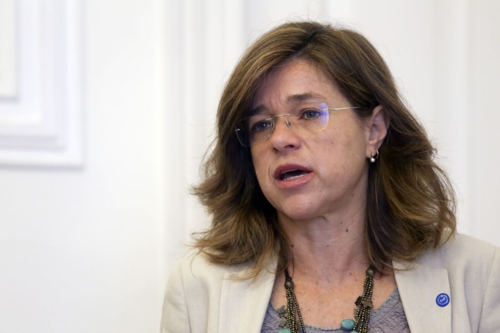 Presidente condecora Cristina Siza Vieira com grau de comendadora da Ordem do Mérito