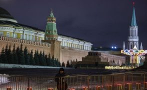 Rússia condena jornalista a seis anos de prisão por criticar a guerra