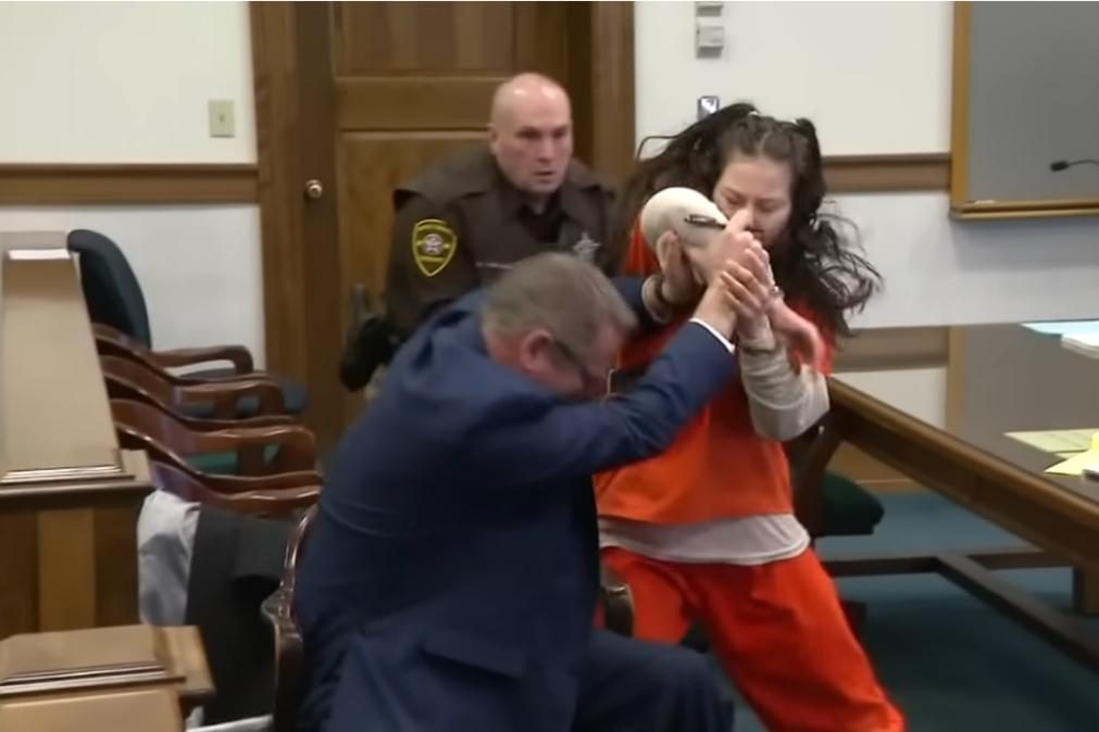 Mulher que decapitou amante durante sexo ataca advogado em tribunal [vídeo]