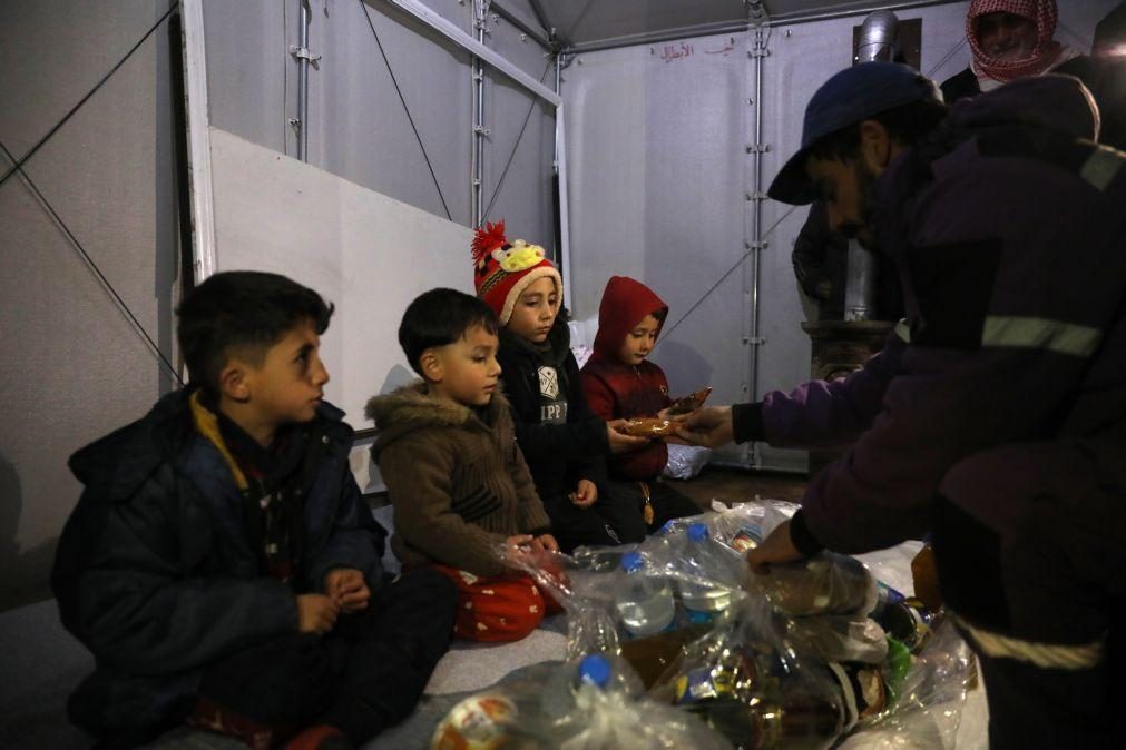 Ainda há pessoas sem qualquer abrigo na Síria e ajuda tarda em chegar