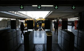 Greve de trabalhadores da CP levou à supressão de 61 comboios até às 08:00