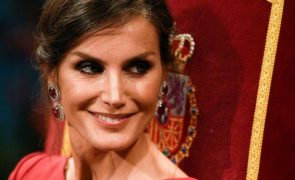 Rainha Letizia encanta com look monocromático vermelho