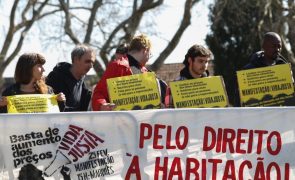 Vinte pessoas manifestaram-se frente ao Conselho de Ministros pelo direito à habitação