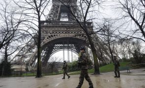 Covid-19: França deixa de exigir teste a viajantes vindos da China