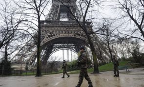 Covid-19: França deixa de exigir teste a viajantes vindos da China