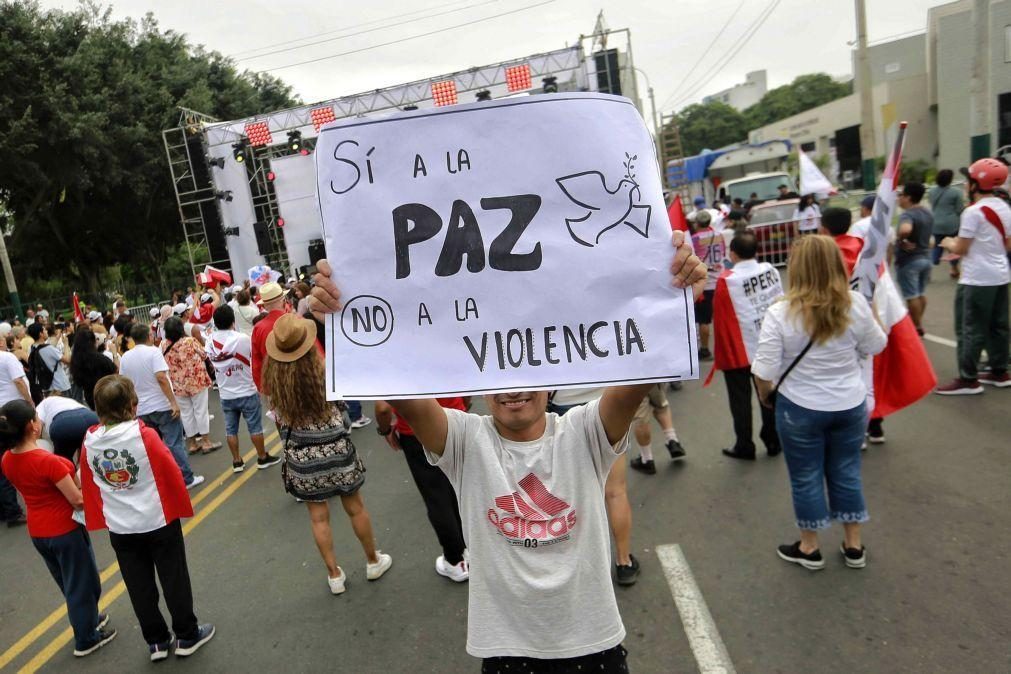 Escritora Irma del Águila defende novo pacto social para resolver a crise no Peru