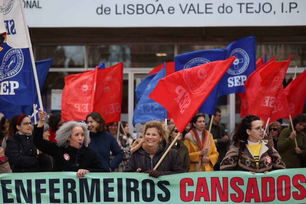 Enfermeiros em protesto exigem cumprimento de progressão salarial em função da avaliação