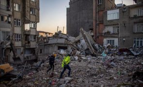 Sismo/Turquia: Encontrado mais um sobrevivente, de 45 anos