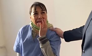 Chamam mulher-a-dias desempregada e sem casa para limpar um apartamento e oferecem-lho