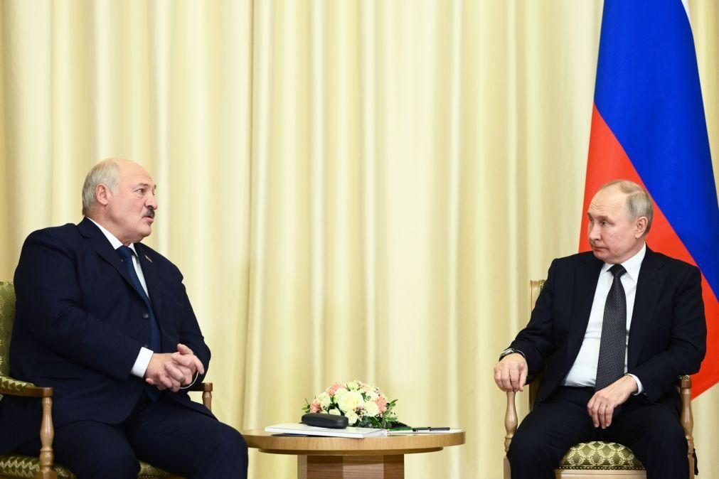 Lukashenko afirma a Putin que Bielorrússia pode produzir aviões de combate